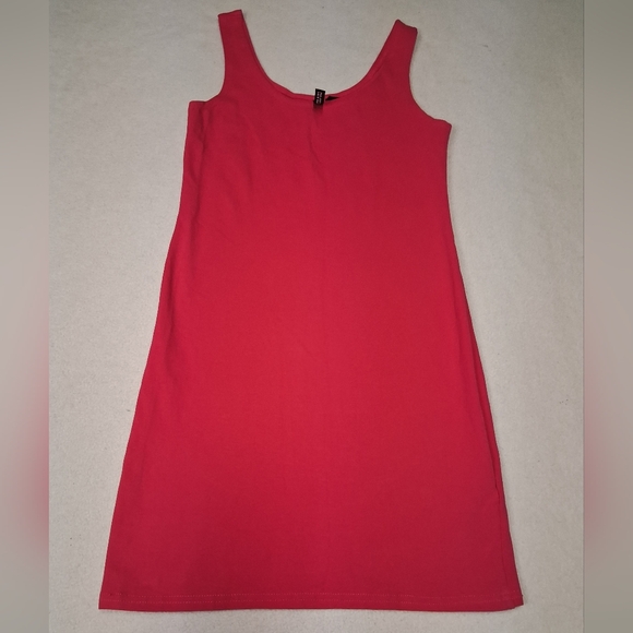 Divided Dresses & Skirts - 4/20$ ➡️ Divided Vibrant Pink Mini Dress
